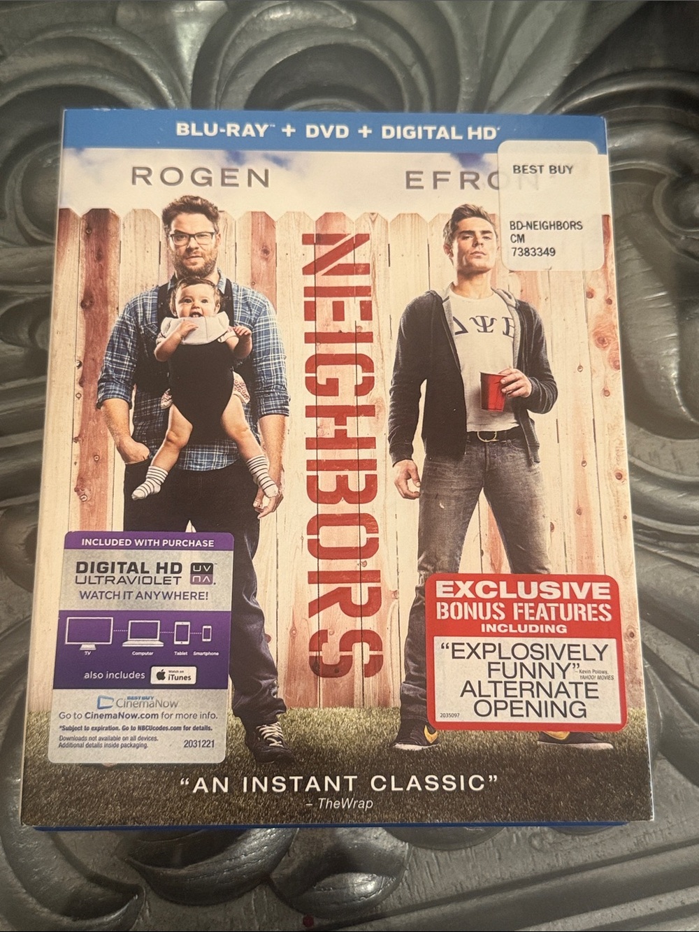 Neighbors Blu-ray + DVD + Digital HD Movie Zac Efron Seth Rogan Comedy